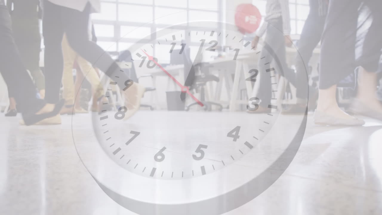 animación del reloj de tic-tac contra la sección baja de personas que caminan en la oficina