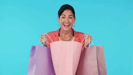 wow, bolsa de compras o mujer feliz emocionada por el regalo