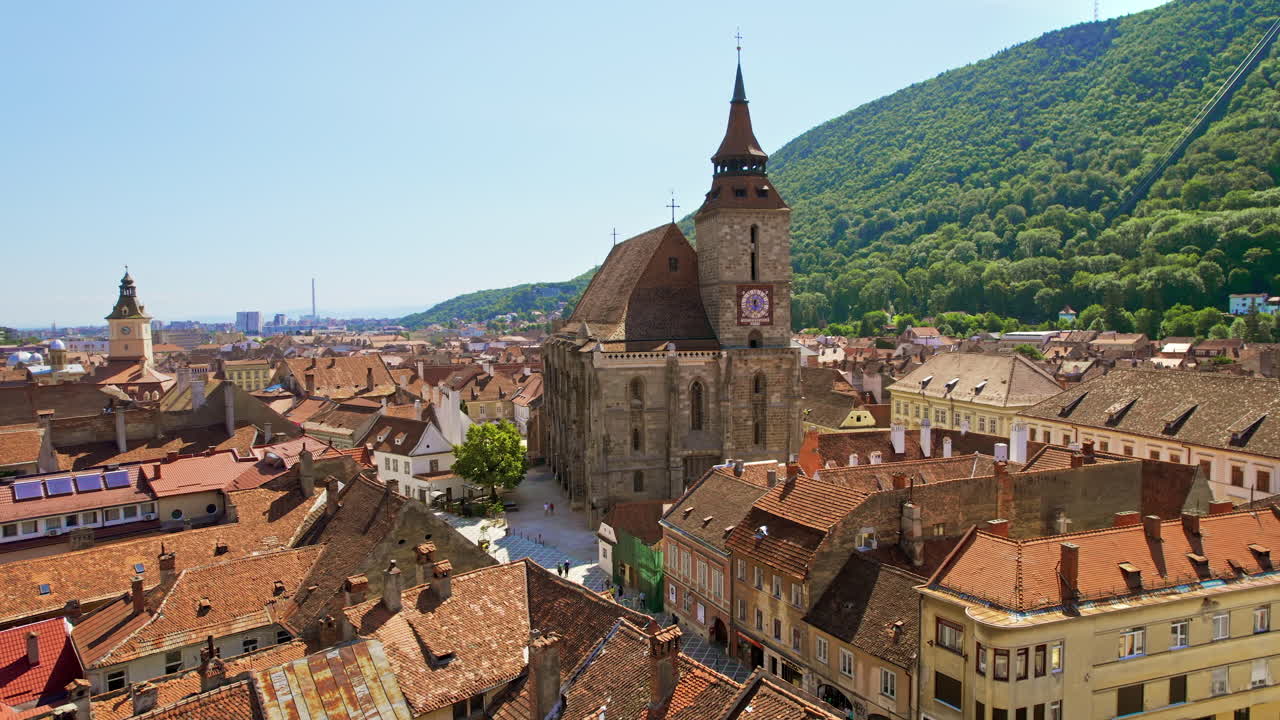 Vista aerea con drone di Brasov, Romania. Centro storico con Museo di Storia, Chiesa Nera, edifici e persone.