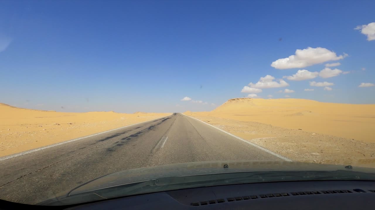 이집트의 사막 한가운데에 있는 고속도로