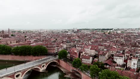 Vista-Aérea-De-Toulouse,-Francia,-Mostrando-El-Paisaje-Urbano-Y-El-Puente-Del-Río.