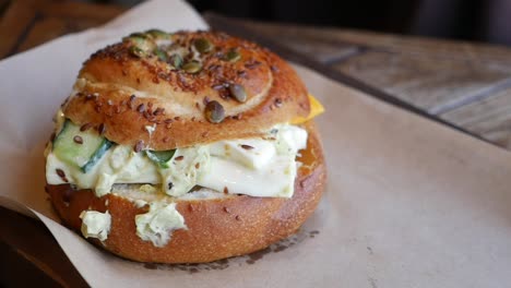 delicioso sándwich de ensalada de huevo en un pan de semillas de sésamo