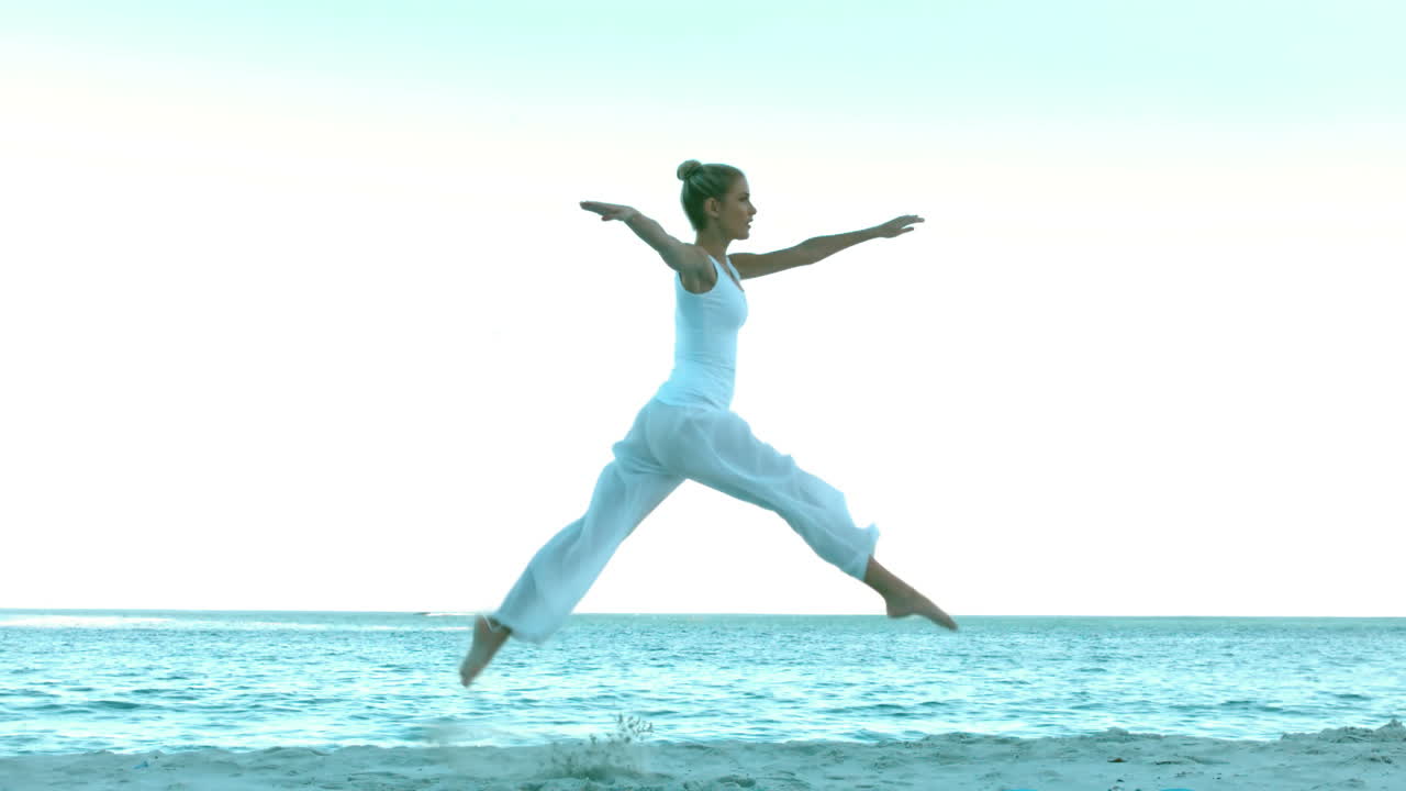해변에서 춤추는 매력적인 여자