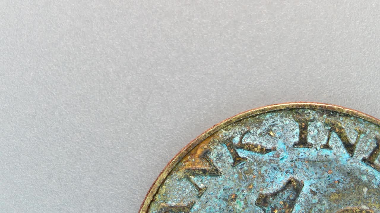 primer plano de monedas muy antiguas