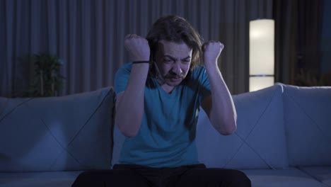 el hombre que se enfrenta a los suyos y se enoja por la noche es defectuoso y problemático.