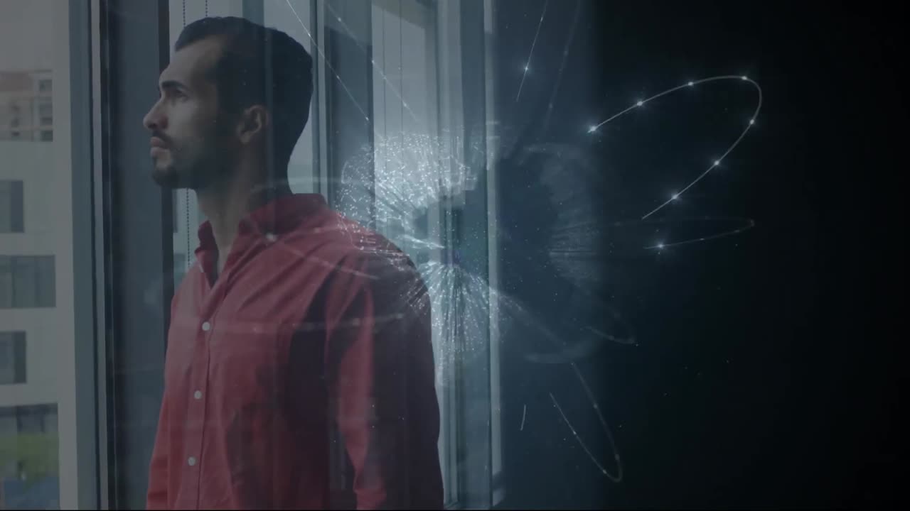 animación de la red de comunicación global sobre el pensativo hombre de negocios hispano en la ventana de la oficina