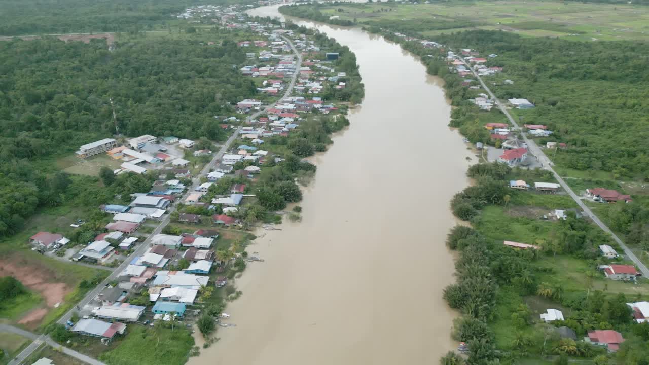 룬두 (lundu) 의 아름다운 공중 풍경, 진이 많은 강과 다리, 쿠칭 (kuching), 사라와크 (sarawak)