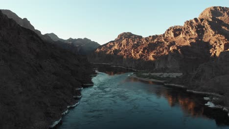 Der-Mächtige-Colorado-River-Etwa-6-Meilen-Flussabwärts-Des-Hoover-Staudamms