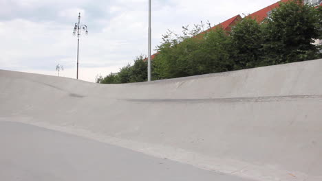 Skater-Saltando-Sobre-Una-Rampa-De-Hormigón-A-Alta-Velocidad-Y-Bajando