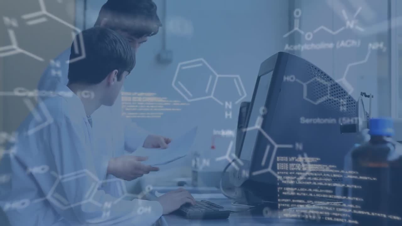 앞면에 데이터가 있는 컴퓨터 테르미얼에서 이야기하는 두 명의 과학자