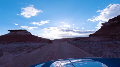 Conducir-Fuera-De-La-Carretera-A-Través-De-Un-Paisaje-Solitario-Y-Desértico---Punto-De-Vista-Del-Conductor