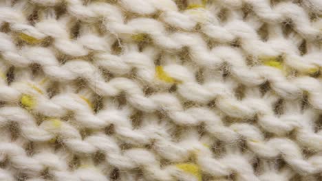el suéter de tela de punto macro. beige