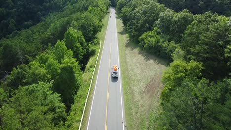 siguiendo una furgoneta con tubos en la parte superior a través de las grandes montañas humeantes en tennessee