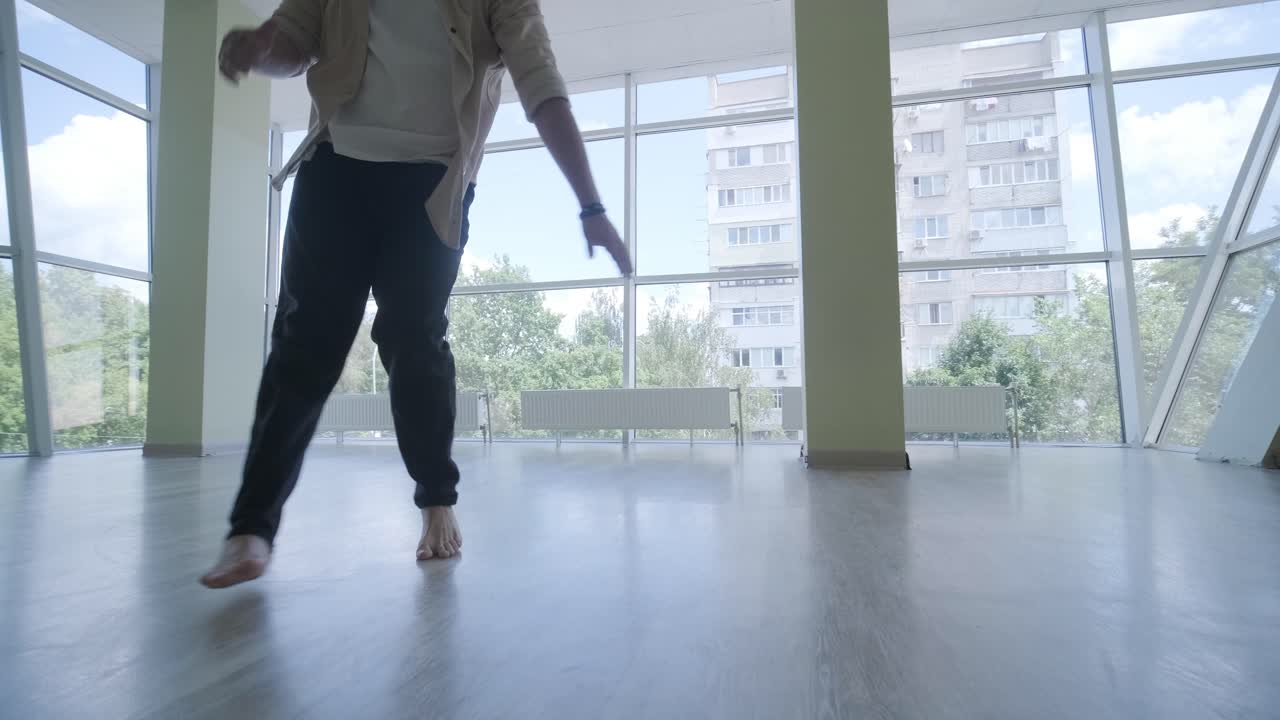 hombre bailando breakdance en un estudio moderno