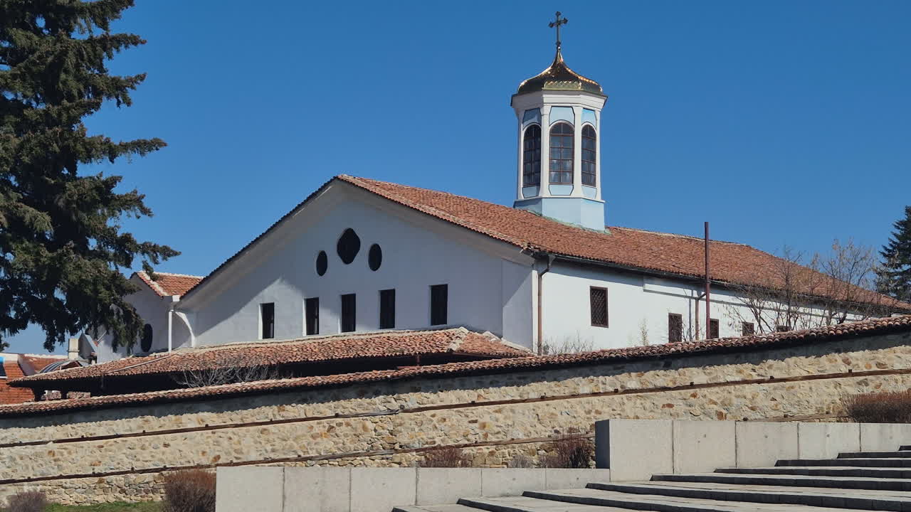 Facciata di una chiesa cristiana in una giornata di sole con cielo blu, panoramica verso l'alto