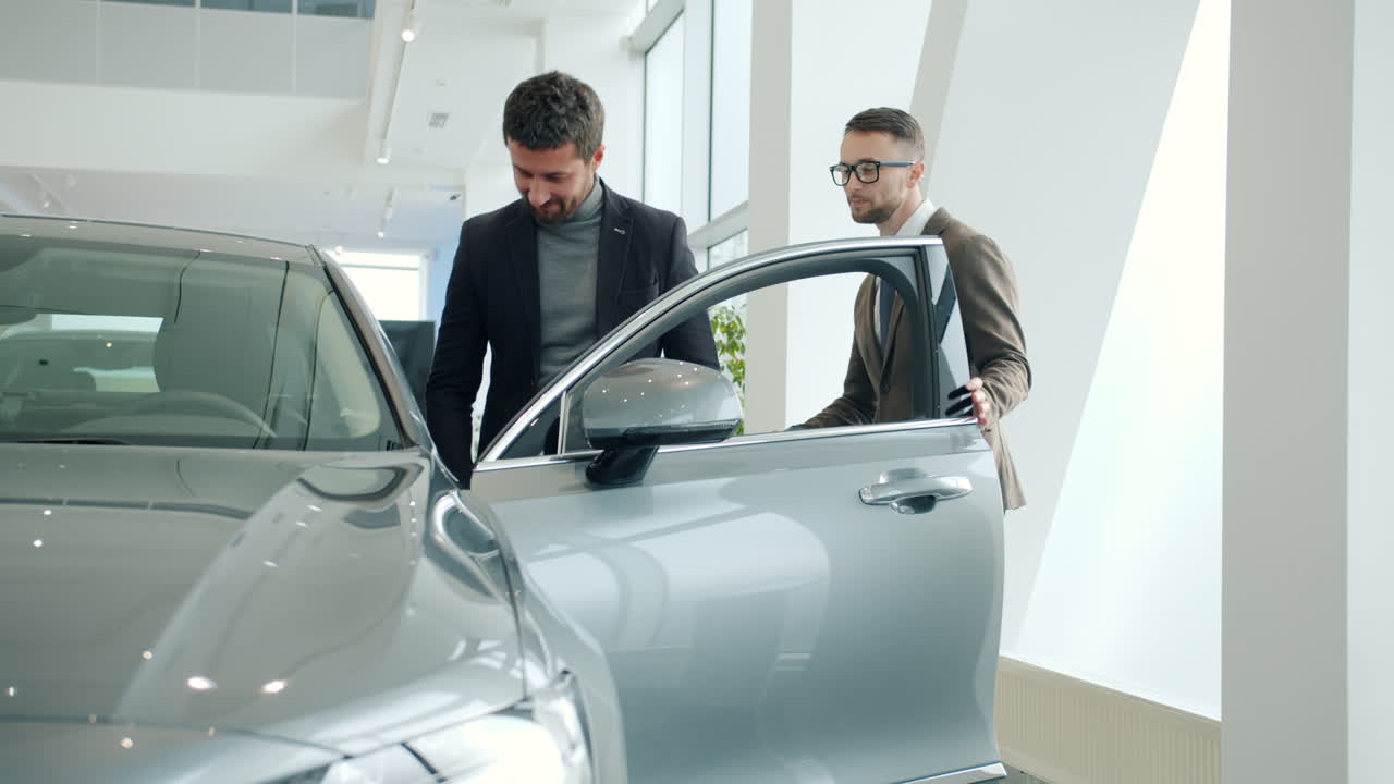 vendedor de coches mostrando el coche al cliente