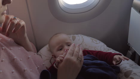 Madre-Jugando-Con-Su-Hija-En-Avión