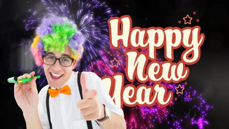 animación de texto de feliz año nuevo con un hombre con una peluca colorida festejando, sobre fuegos artificiales rosados y púrpuras