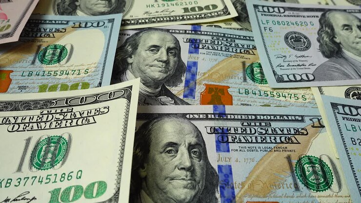 Primo piano di banconote di dollari statunitensi sparse