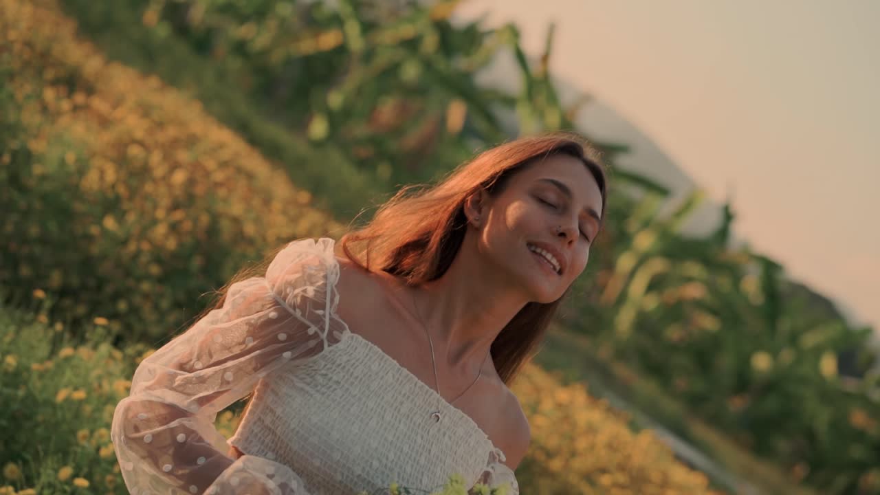 Altın Saat Güneşinde Sarı Çiçeklerle Huzurlu Kadın