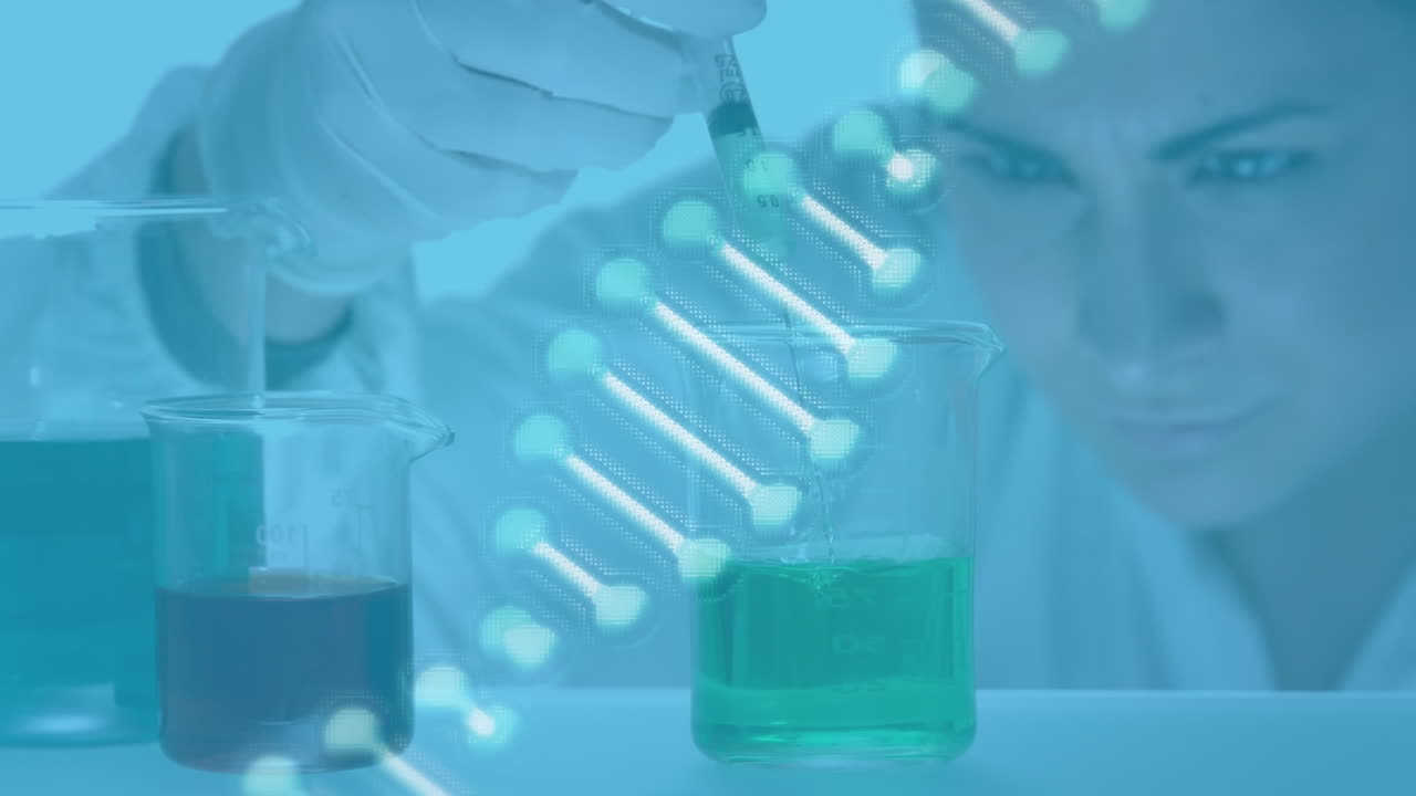 Animazione di un filamento di DNA su scienziata caucasica in laboratorio