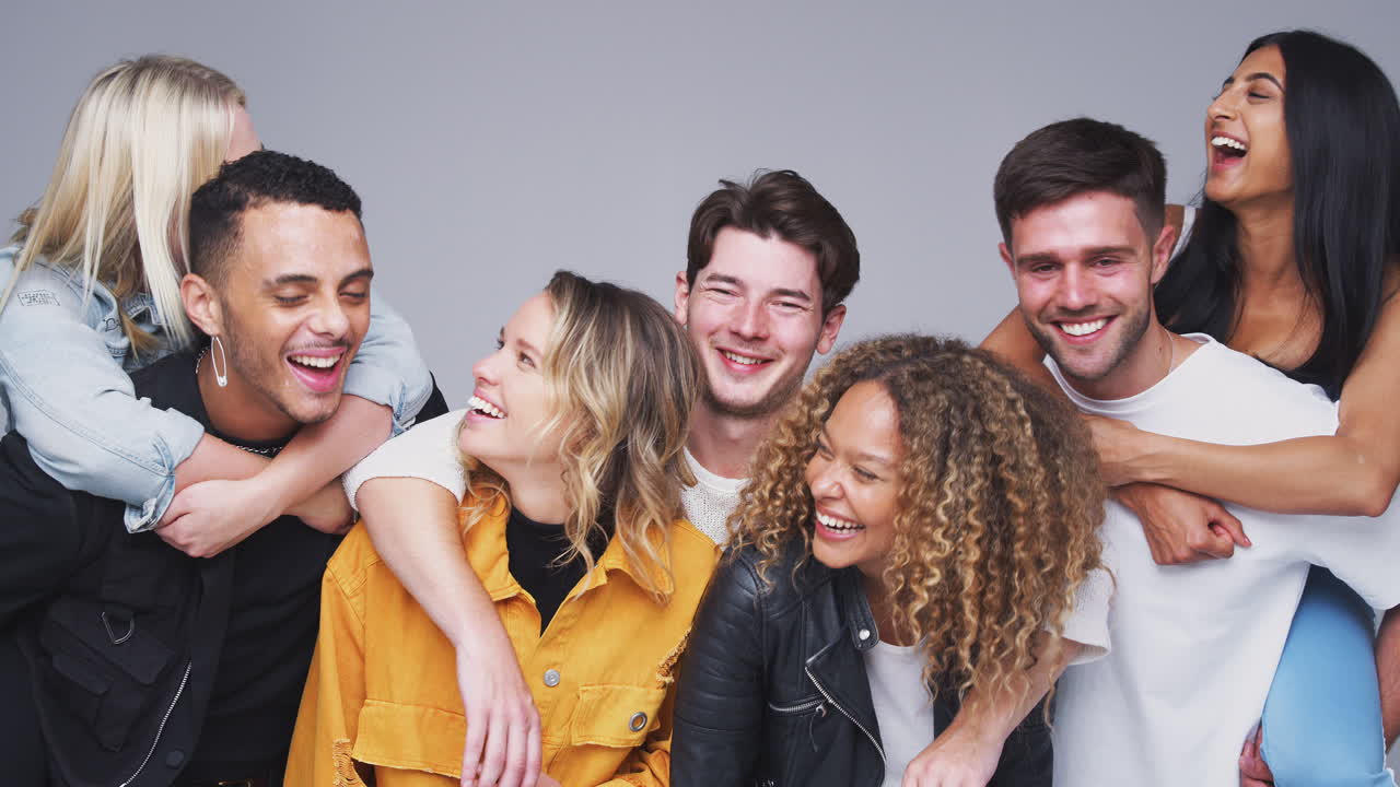 fotografía de grupo de jóvenes amigos multiculturales sonriendo y riendo a la cámara en cámara lenta