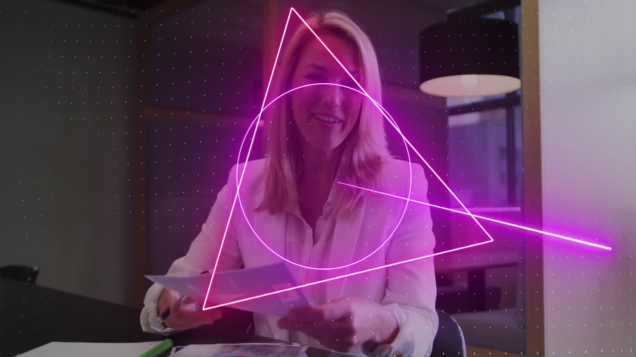 animación de alcance púrpura y procesamiento de datos sobre mujer de negocios caucásica que trabaja en la oficina.