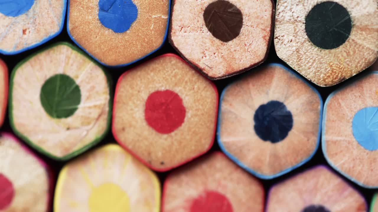 primer plano de lápices de colores, en cámara lenta