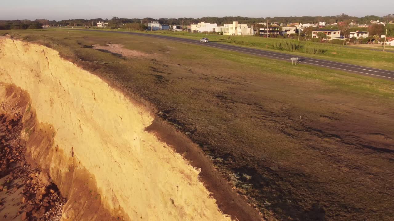 coche conduciendo a lo largo de la carretera panorámica cerca de acantilados altos acantilados al anochecer, mar del plata en argentina