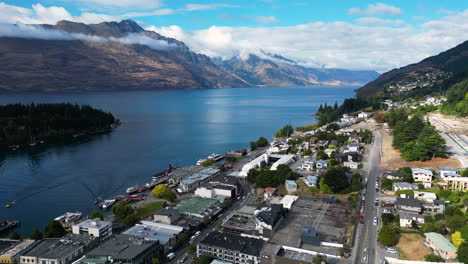 vue panoramique aérienne de queenstown, nouvelle-zélande, sur les rives du lac wakatipu de l'île du sud avec un paysage de montagnes incroyable pendant une journée ensoleillée d'été