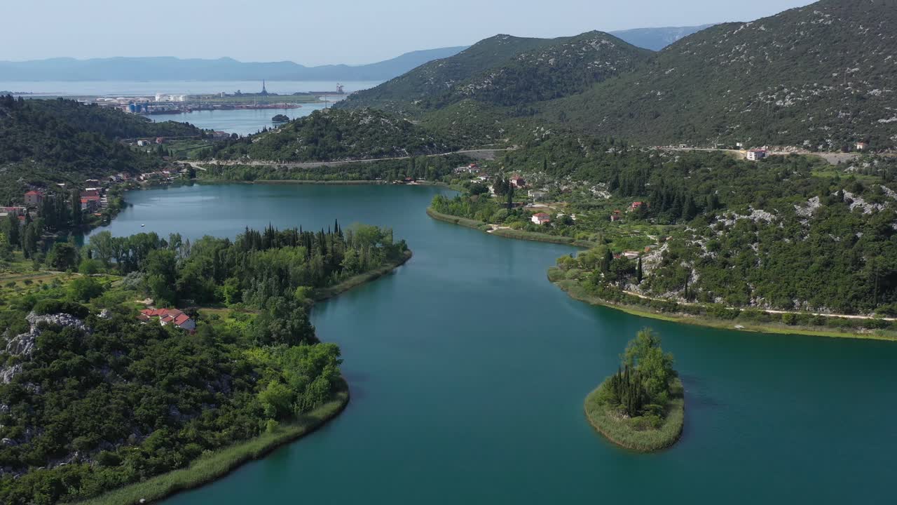 Hırvatistan dağlarının eteklerindeki güzel Baçina Gölleri - havadan görünüm.