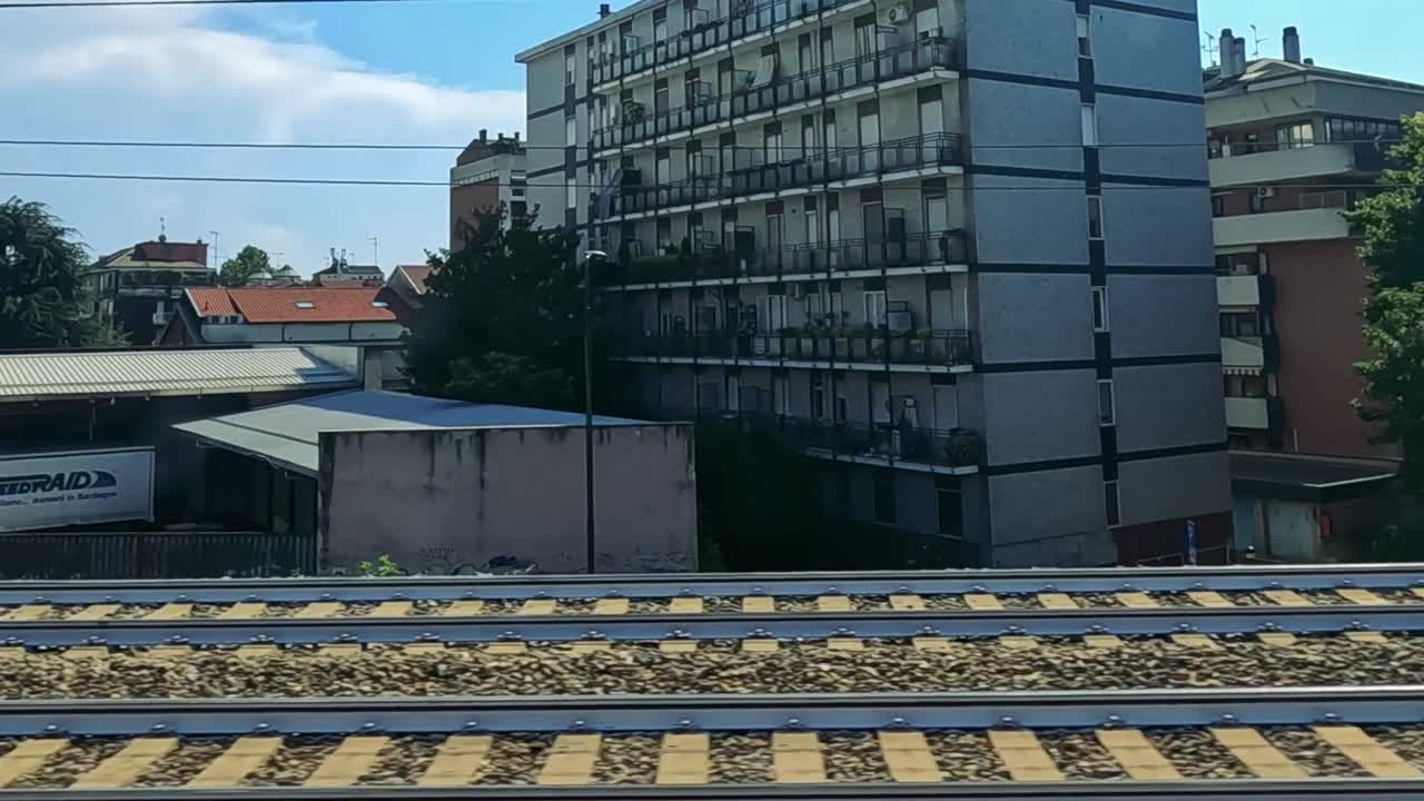 paseo panorámico en tren que muestra la arquitectura y la vegetación de milán