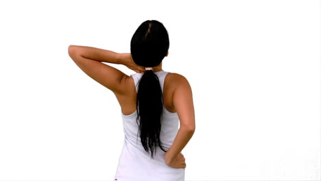 mujer en forma estirando el cuello y la espalda