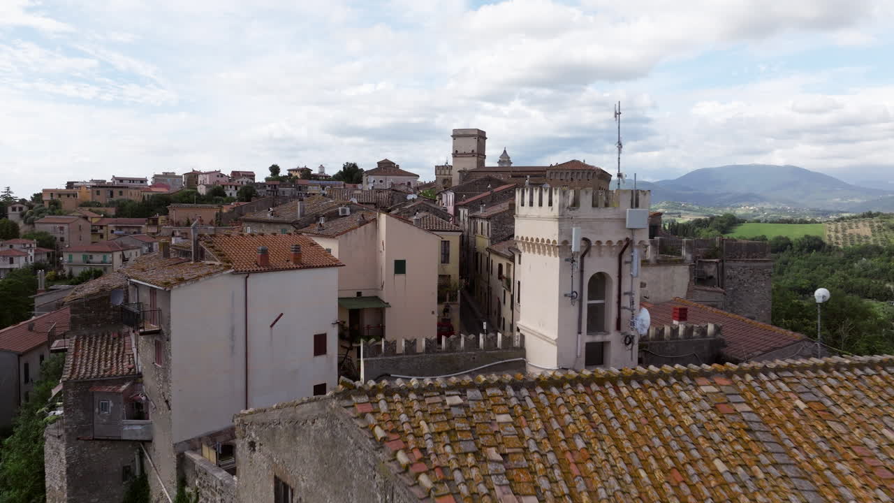 casas y techos en stimigliano, italia - retirada de drones