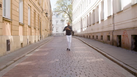 homem cubano dançando salsa sozinho na rua