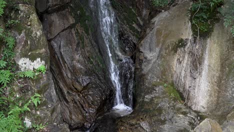 agua en cascada por la cara de la roca natural