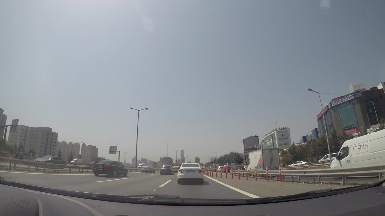 차량 내부의 카메라에서 도시, 자연 및 교통 뷰.