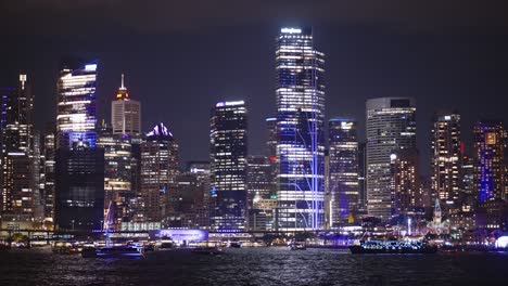 Die-CBD-Skyline-Gebäude-Von-Sydney-City-Aus-Nächster-Nähe-Während-Des-Vivid-Light-Festivals