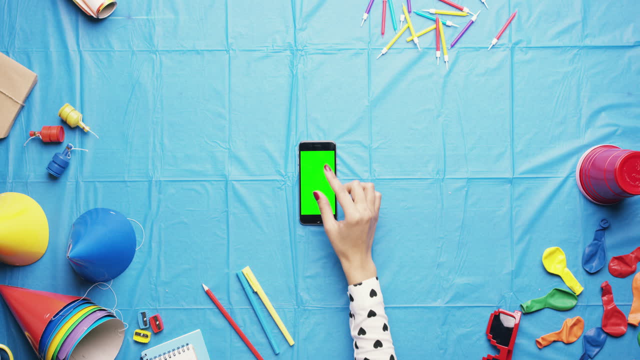 vista superior mujer planeando fiesta de cumpleaños usando teléfono móvil pantalla táctil digital manos multicolores desde arriba - dragón épico rojo