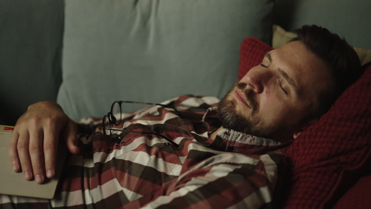 hombre durmiendo en el sofá