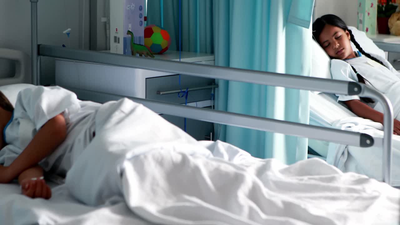 pacientes descansando con un oso de peluche en la cama