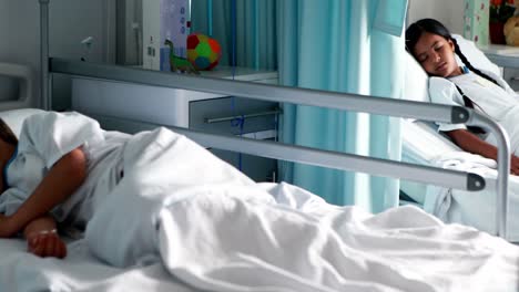 pacientes descansando com um urso de pelúcia na cama