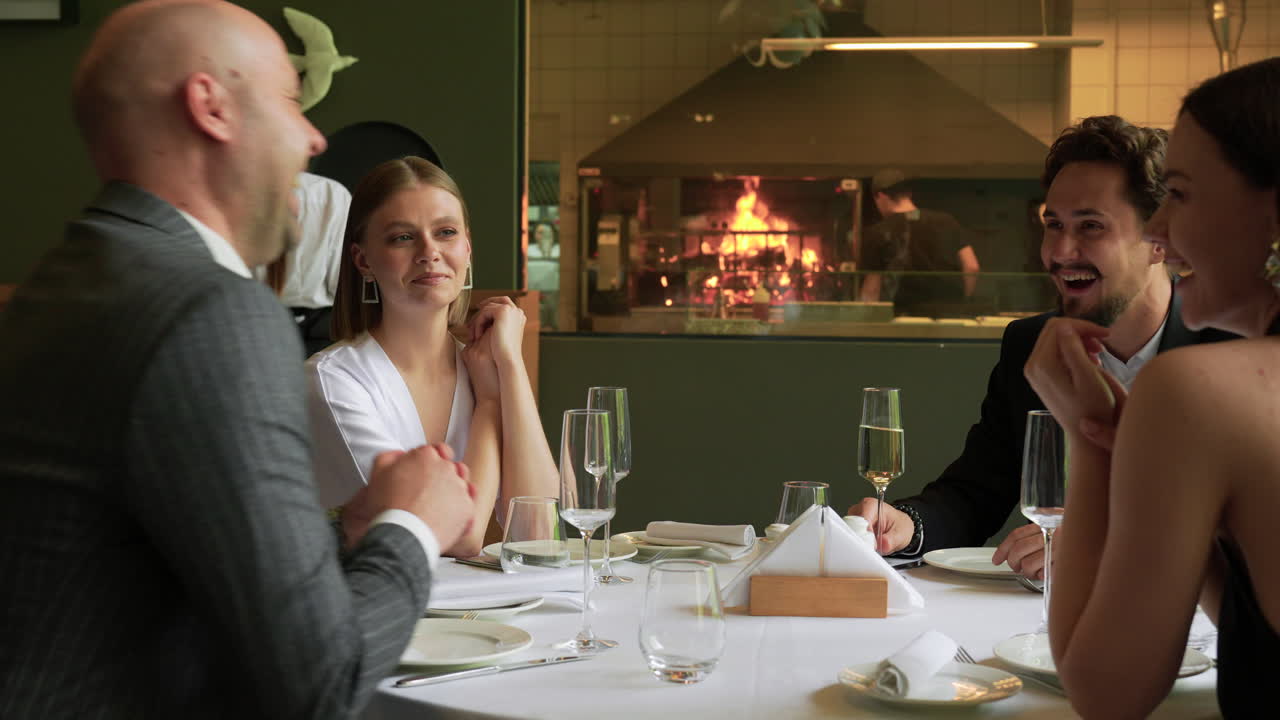 친구 들 이 식당 에서 즐거운 시간 을 보내고 있다