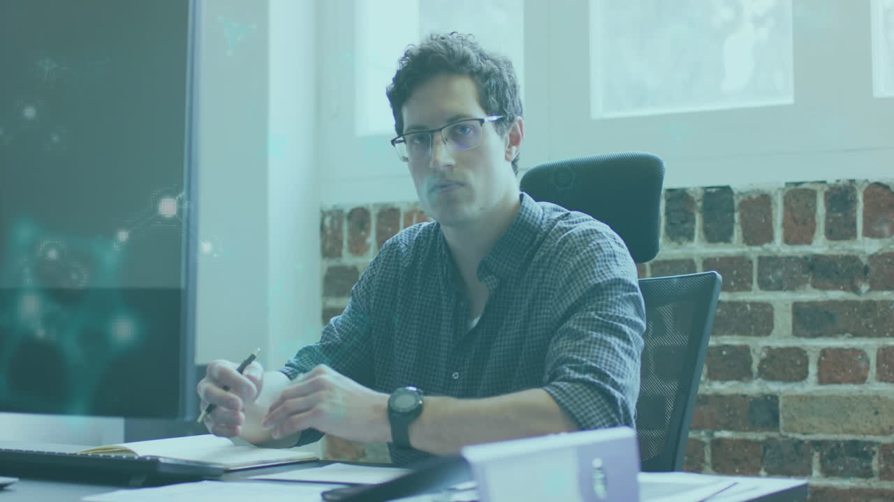 animación de una luz brillante sobre un empresario caucásico usando tecnología