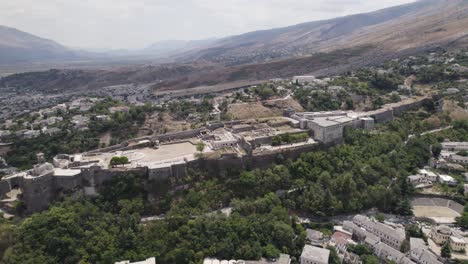 位於山頂的 gjirokastër 城堡,俯<unk>著聯合國教科文組織城市