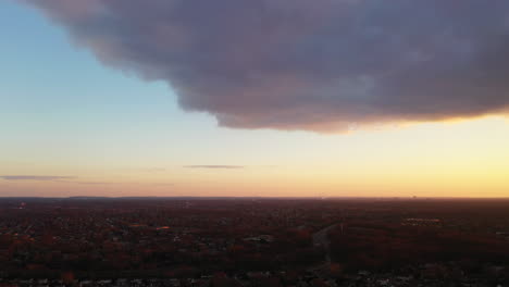 una vista aérea de gran ángulo sobre un barrio de long island durante un amanecer dorado