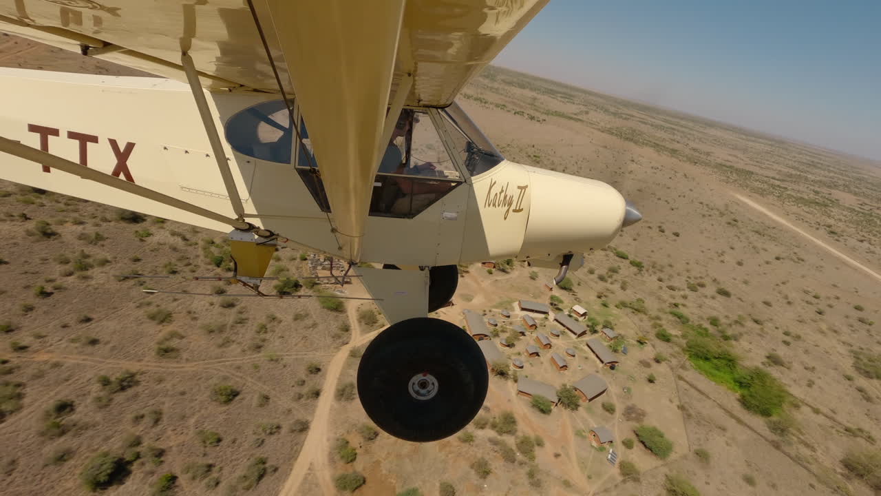 Pilota di un piccolo aereo leggero che fa rullare l'aereo indietro