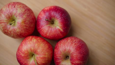 4 manzanas rojas en exhibición