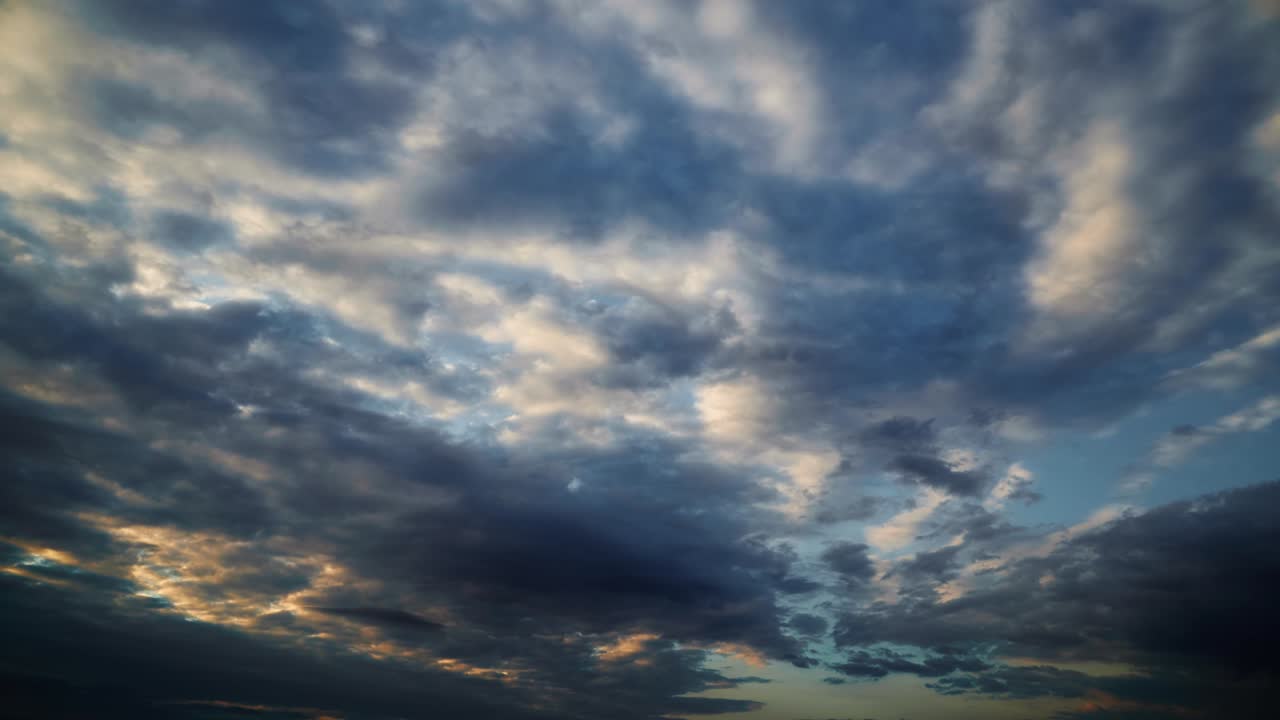 el lapso de tiempo de un cielo oscuro dramático tormentoso