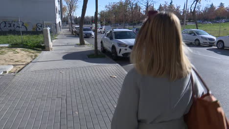 mujer caminando por una calle de la ciudad